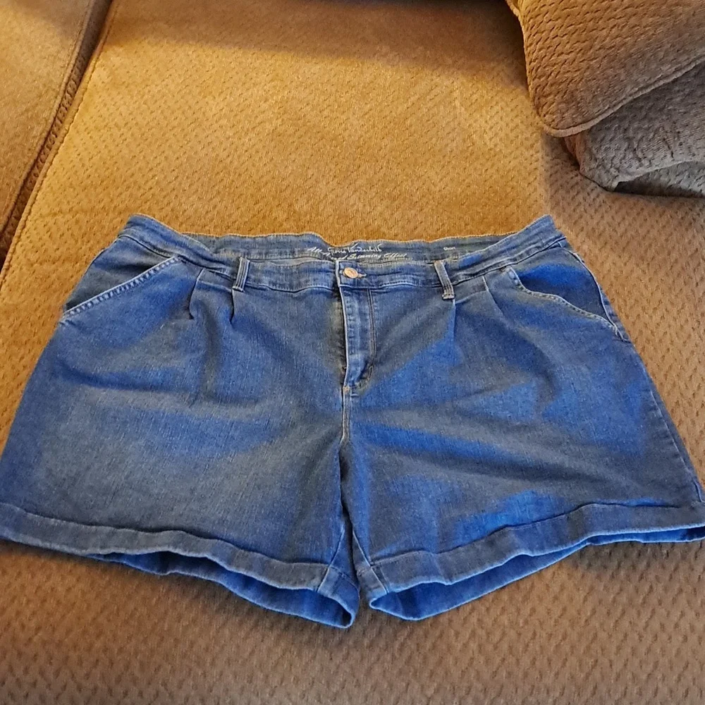 Womens Gloria Vanderbilt Denim 20W All-Around Slimming Effect Shorts - Picture 1 of 6